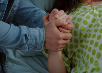 Mulher grávida recebendo apoio do parceiro durante o parto precipitado.