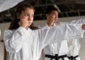 Menina praticando taekwondo como uma de suas atividades extras.