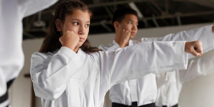Menina praticando taekwondo como uma de suas atividades extras.