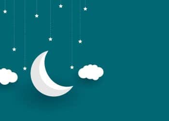 Lua e nuvens penduradas, representando o sono dos bebês.