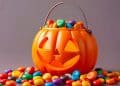 Balde de abóbora com doces para o Halloween.