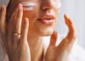 Mulher tratando acne.
