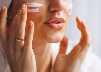 Mulher tratando acne.