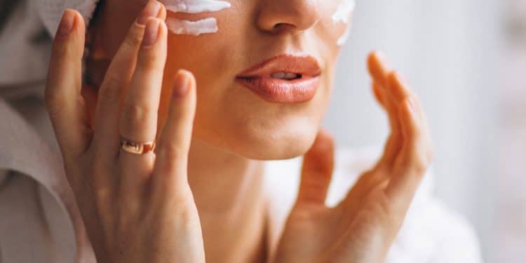 Mulher tratando acne.