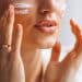 Mulher tratando acne.