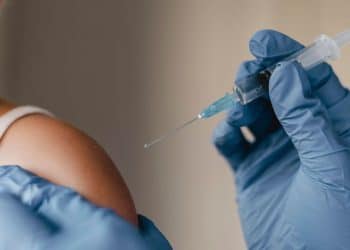 Vacinação de uma criança.