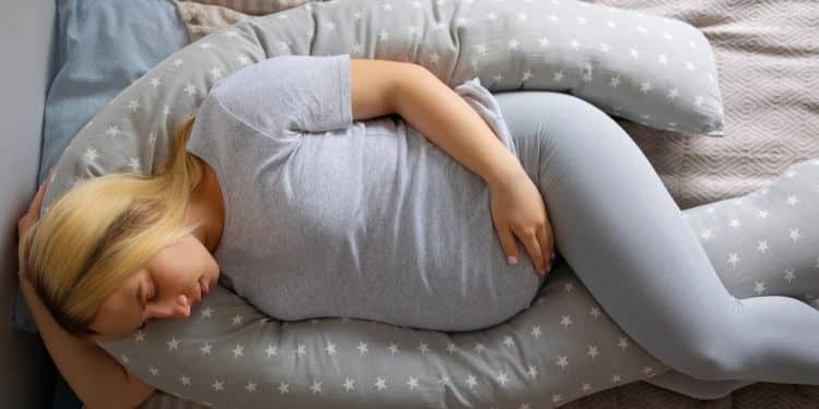 Mulher dormindo durante a gravidez.