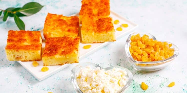 Bolo de milho cortado.