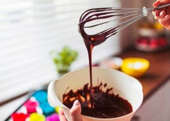 Pessoa fazendo calda de chocolate.