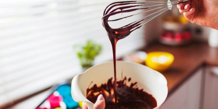 Pessoa fazendo calda de chocolate.