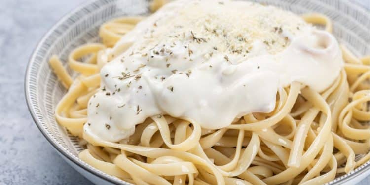 Receita de macarrão com requeijão.