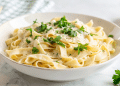 Receita de macarrão cremoso.