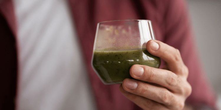 Receita de suco verde detox: benefícios e passo a passo