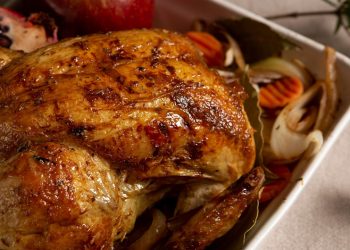 Frango assado inteiro.