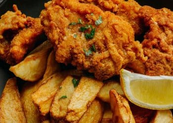 Frango empanado com batatas fritas e limão siciliano.