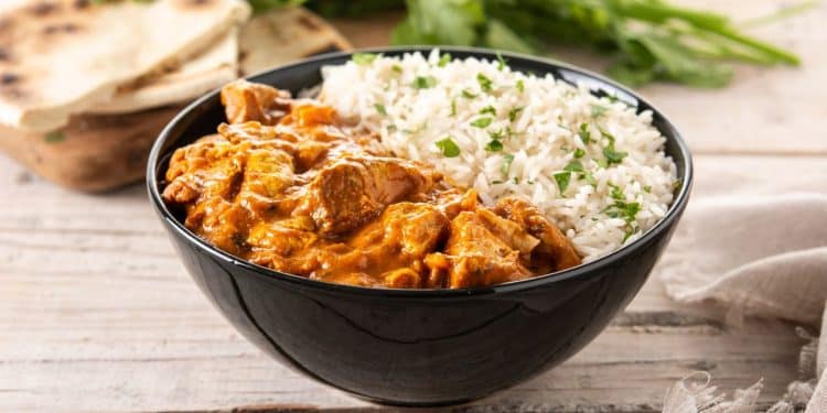 Strogonoff de carne em uma tigela com arroz.