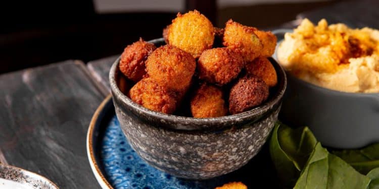 Croquete de abóbora em uma tigela cinza no balcão de uma cozinha.
