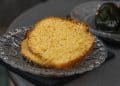 Fatia de bolo de pão-de-ló.