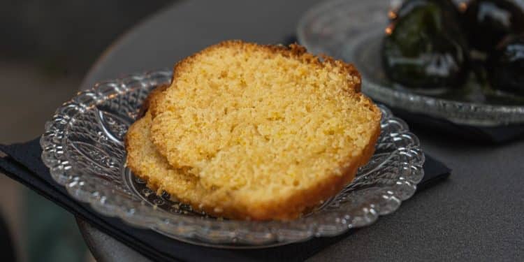 Fatia de bolo de pão-de-ló.