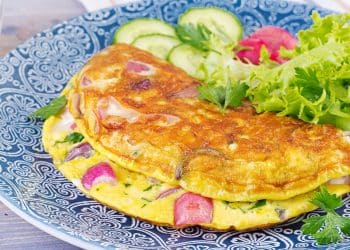 Omelete em um prato azul.