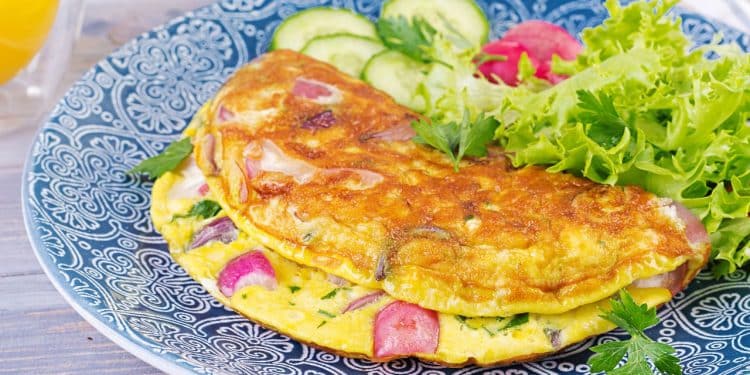 Omelete em um prato azul.