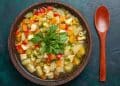 Sopa de legumes vista de cima.