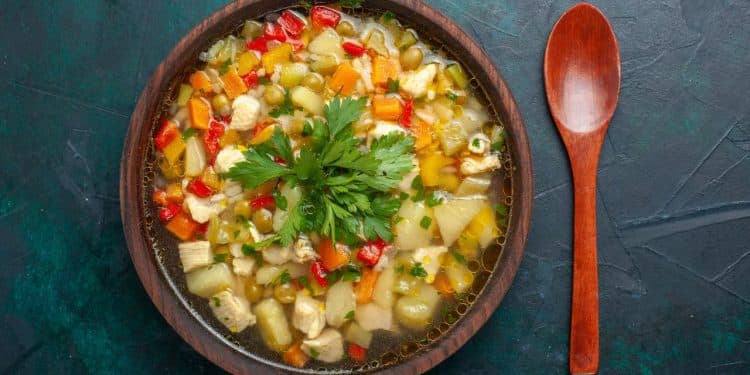 Sopa de legumes vista de cima.