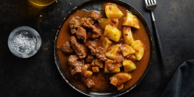 Carne de panela com batatas.