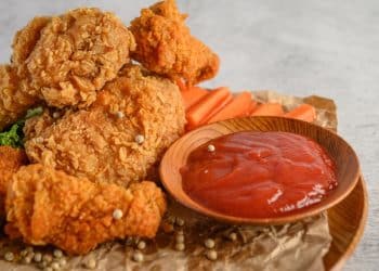 Frango frito com uma porção de ketchup ao lado.