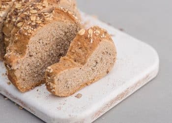 Pão sem glúten em uma bandeja branca.