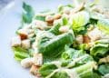 Salada Caesar em um prato branco.