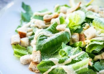 Salada Caesar em um prato branco.