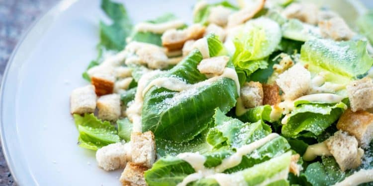 Salada Caesar em um prato branco.