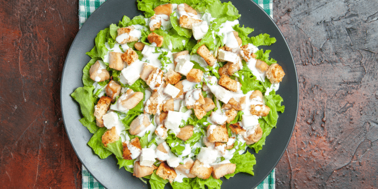 Salada caeser com frango saudável e refrescante