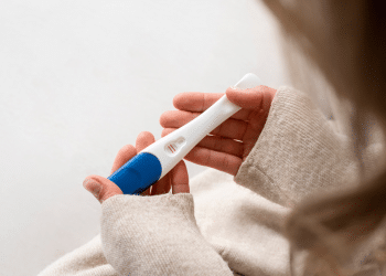 Mulher com um teste de gravidez na mão