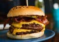 Smash burger em um prato azul.