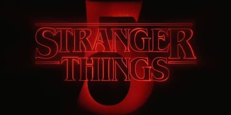 Letreiro da série Stranger Things em preto e vermelho.