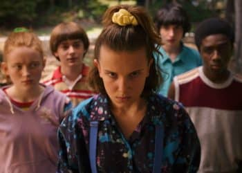 Personagens de Stranger Things em cena da série.