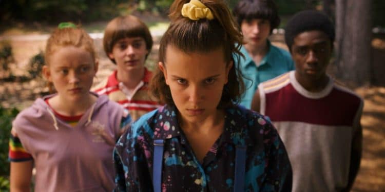 Personagens de Stranger Things em cena da série.
