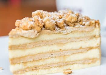 Torta de bolacha Maria em um prato branco.