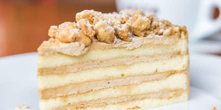 Torta de bolacha Maria em um prato branco.