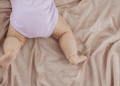 Pernas de um bebê recém nascido