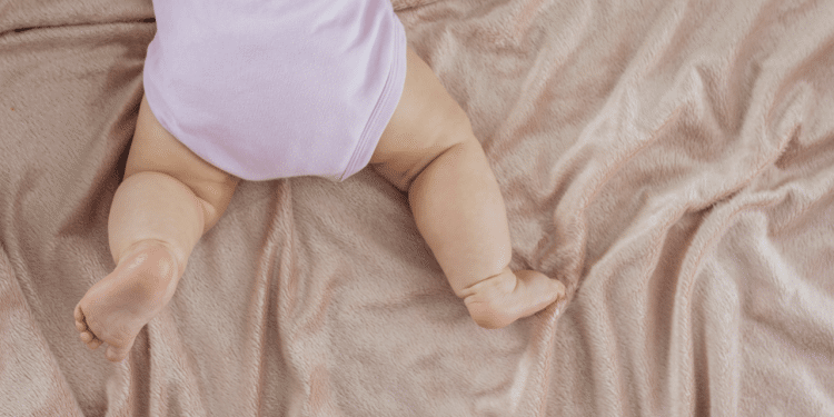 Pernas de um bebê recém nascido