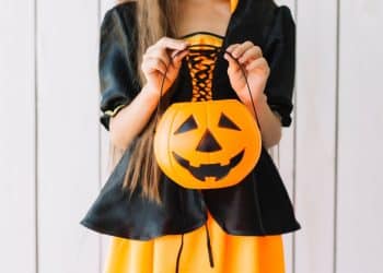 Menina com fantasia de Halloween.