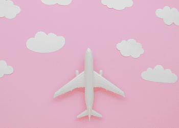 Avião rosa co nuvens