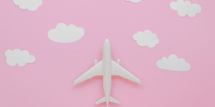 Avião rosa co nuvens