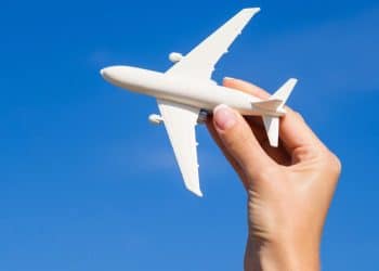 Guia para férias em família: dicas para viajar de avião com crianças e bebês