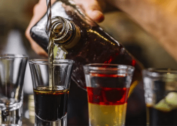 Bebidas com metanol: PF faz operação em fábricas suspeitas em São Paulo