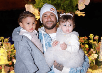 Helena, filha de Neymar com Amanda Kimberlly, chega à festa da irmã Mavie