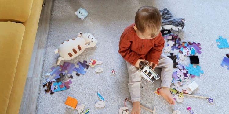 Criança em meio a uma bagunça, representando os comportamentos infantis.